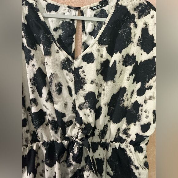 Stylish Black and Cream cow print open back short romper 2XL - Picture 4 of 11